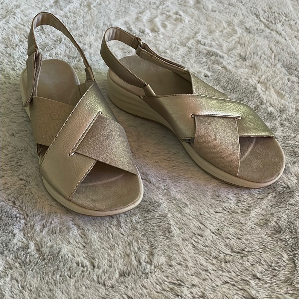 Easy Spirit   Gold Comfort Sandals with Crisscross Straps  SZ 8M